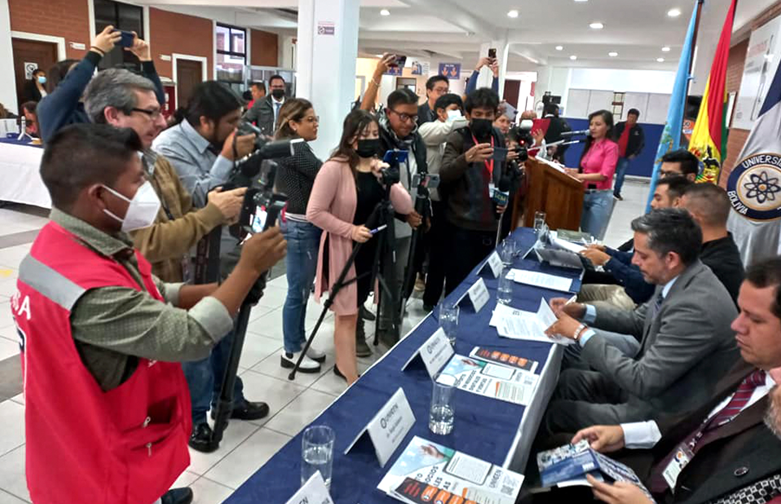 UNICEN firma acuerdo con QUICK una de las empresas más grandes de Bolivia en comercio electrónico