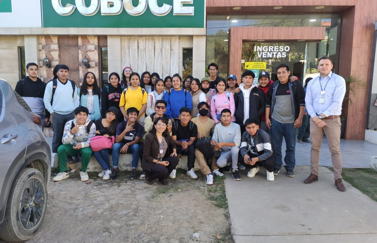 Estudiantes de las carreras de Contaduría Pública e Ingeniería Financiera, visitaron la empresa Coboce Cerámica
