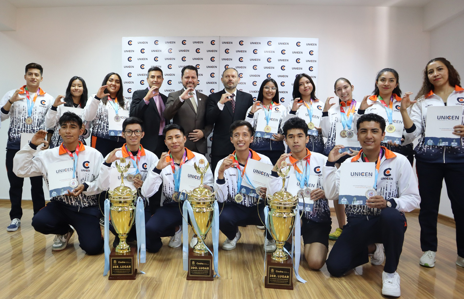 Entrega de reconocimientos a medalleros de los Juegos Universitarios Cap. Manfred Reyes Villa
