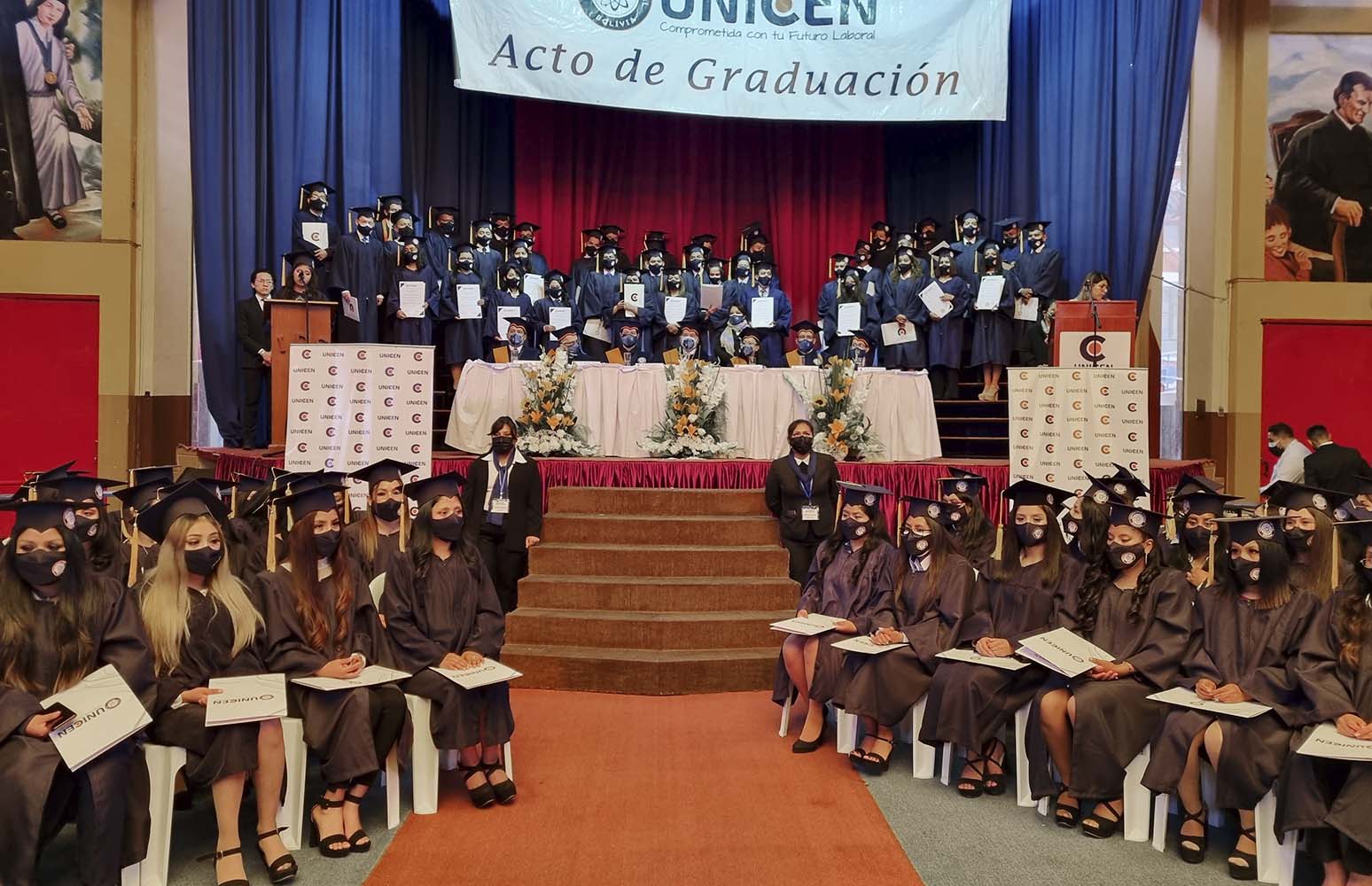 Más de 700 estudiantes fueron parte del Solemne Acto de Graduación en la Subsede La Paz
