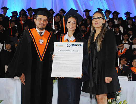 Graduada recibiendo contrato de trabajo del Centro de Oportunidades Laborales de UNICEN